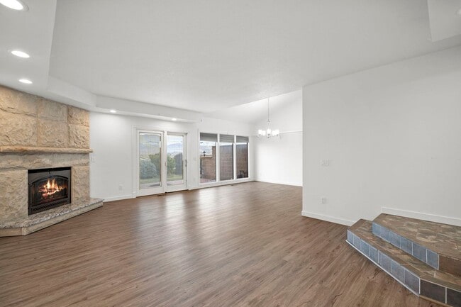 Building Photo - Mid-Century Modern home with stunning views _ Pets Welcome!