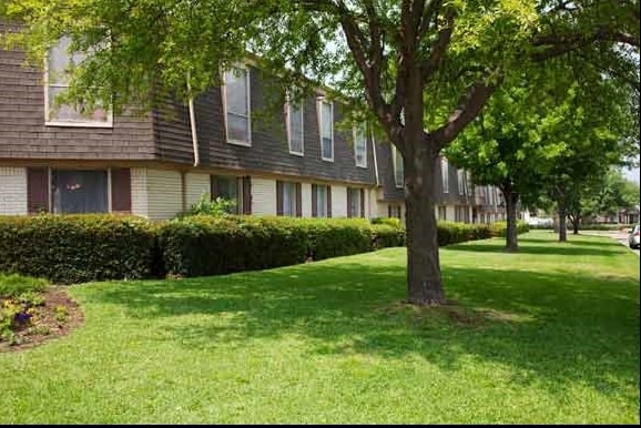 Building Photo - Glen Oaks Apartments