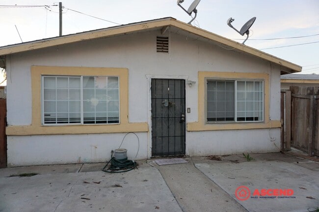 Building Photo - Cozy home located in McFarland!