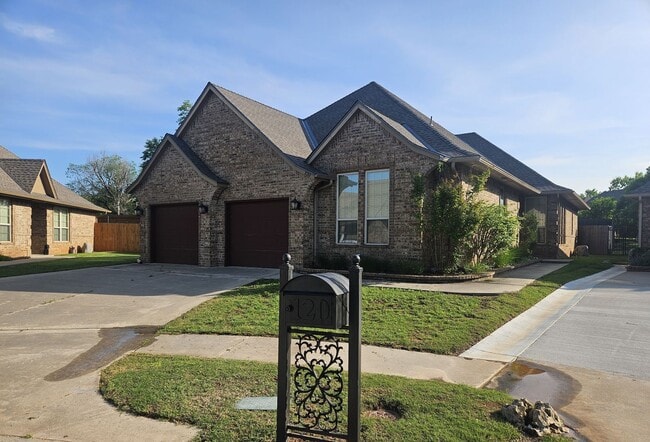 Building Photo - (3) Bed/(2) Bath In Tuscany Court Avail NOW!