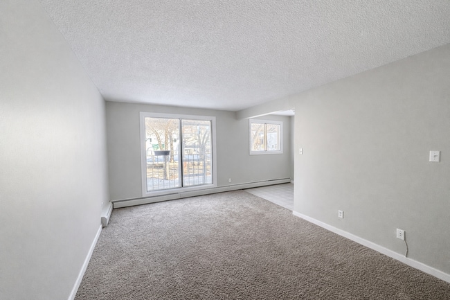 Photo - 10724-10105 105 St NW