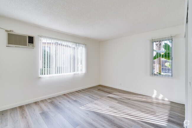 2BR, 1BA - 800SF