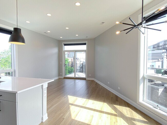 Photo - 1053 W Cornelia Ave Unit 401