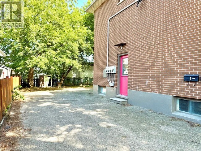 Photo - 62 Bond St