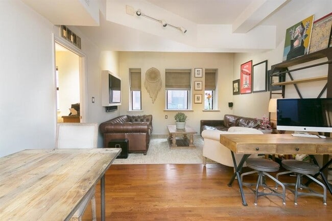 Building Photo - 227 Christopher Columbus Dr Unit 131b