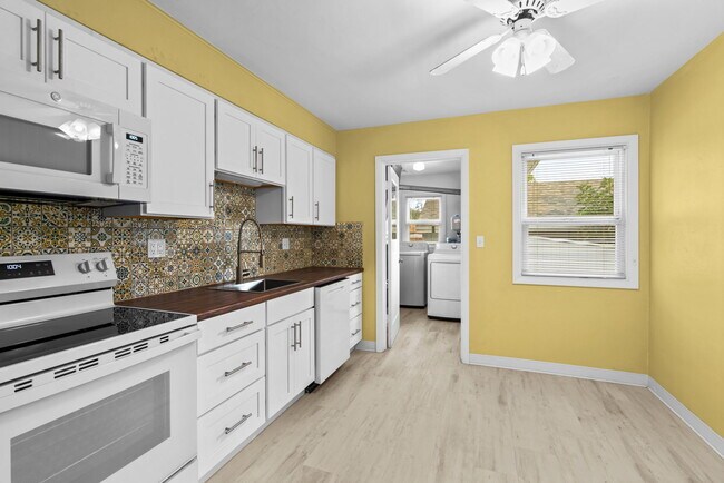 Photo - 305 Knoop Ln