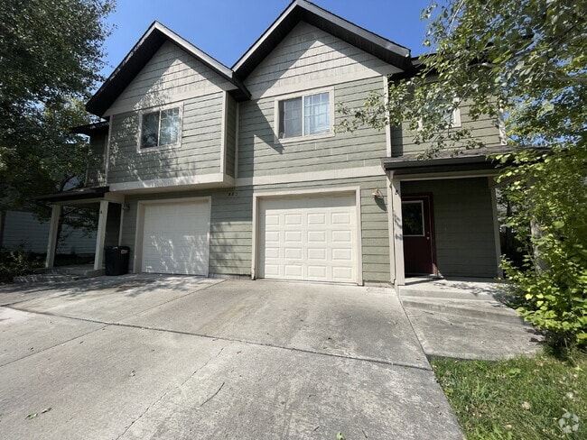 Building Photo - 3 Bed Townhome with awesome fenced yard! Unit A