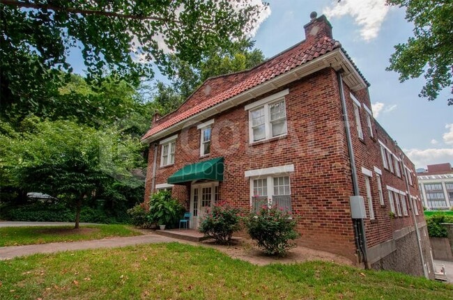 Photo - 674 Somerset Terrace NE