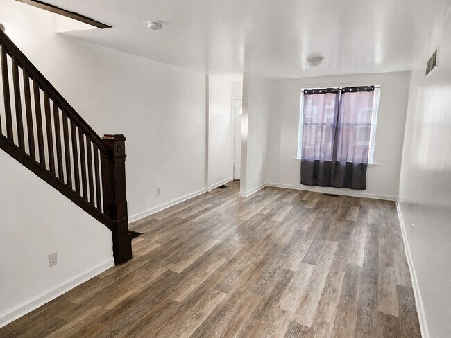 Photo - 302 Porter St