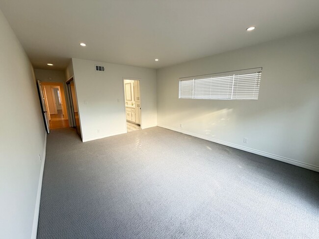 8046 Dunfield Ave