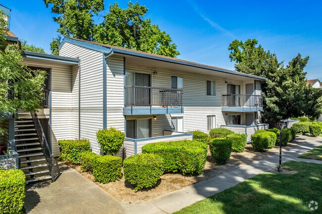 Primary Photo - Rivercourt Apartments