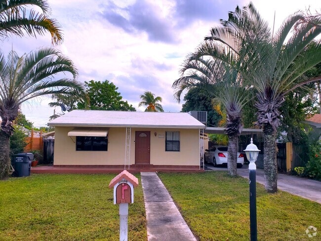 Building Photo - 2846 Van Buren St Rental