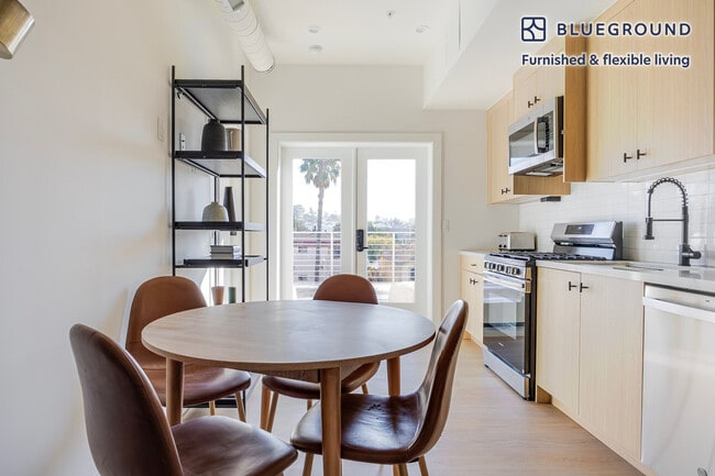 Photo - 611 N Virgil Ave Unidad FL4-ID1336