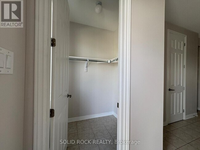 Photo - 719 Derreen Ave