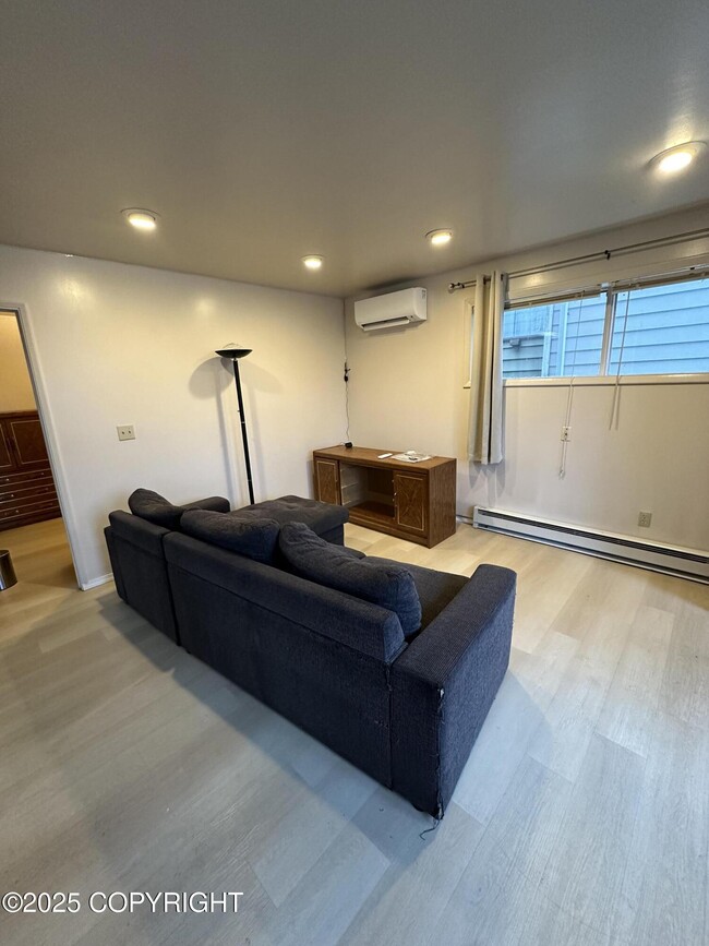 Building Photo - 2426 4th Ave Unit Lower