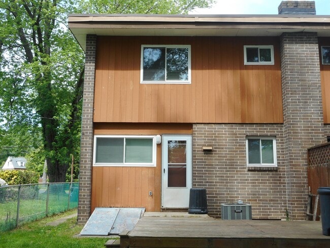 Building Photo - 716 Chesapeake Dr