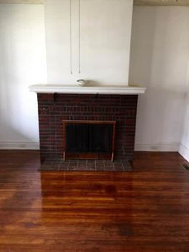 Photo - 5 bed 2 bath, central all electric HVAC, laundry, fenced yard house!