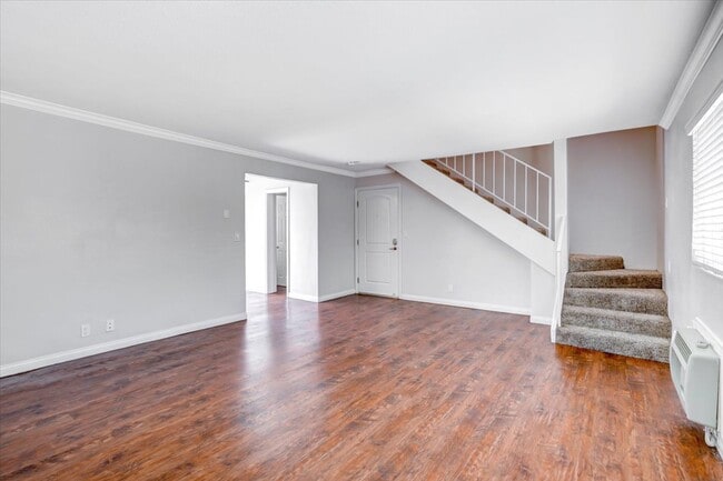 Ofrecemos apartamentos y casas adosadas de dos pisos
