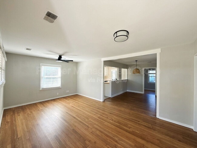 Photo - 1214 Hawthorne Cir