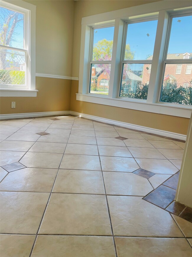 Photo - 2422 Eagle St