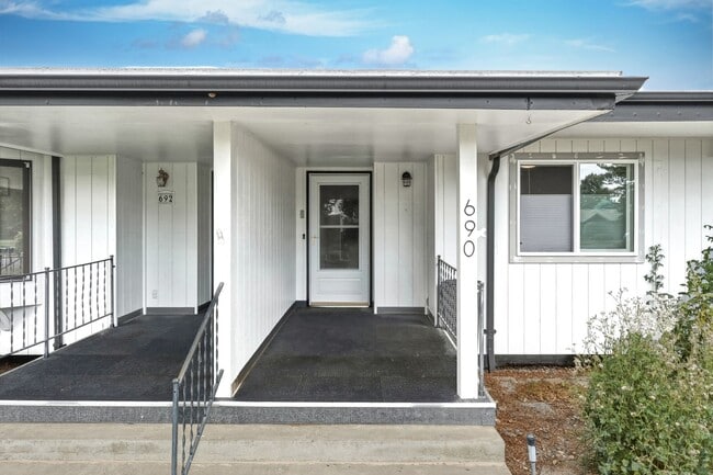 Building Photo - 690 Country Club Rd