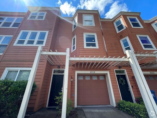 Building Photo - South Portland 2Bd/2.5Ba 3 Level Home ~ Wa...