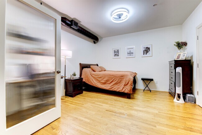 Building Photo - 1005 S Shepherd Dr Unit 211