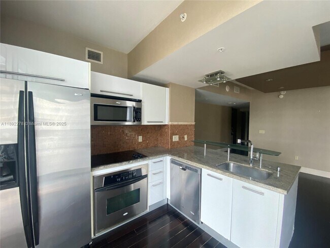Photo - 185 SW 7th St Unidad 2312