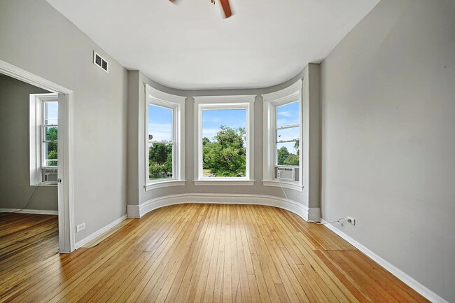 Photo - Beautiful Greystone building on Chicago's iconic Augusta Boulevard in the Ukrainian Village / Hum... Unidad 3131-1F