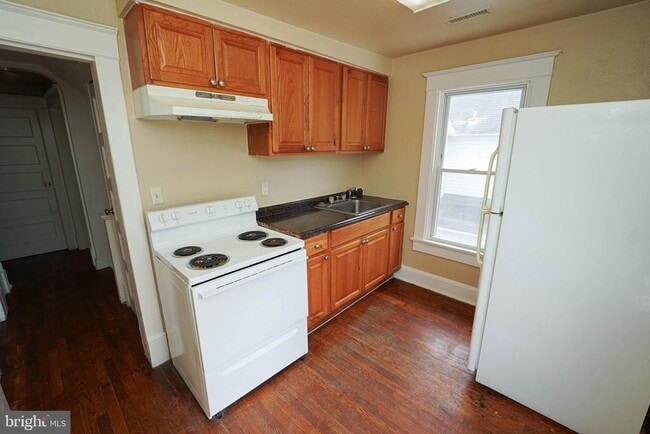Photo - 235 Newton St
