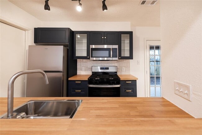 Photo - 100 Nicole Cove