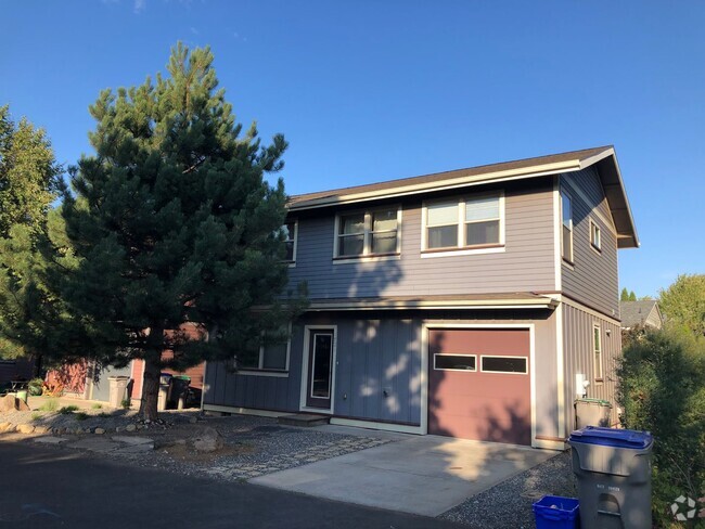 Building Photo - 3 Bedroom | 1.5 Bath in Hood River! Rental