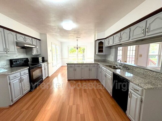 Photo - 913 Edgewater Dr