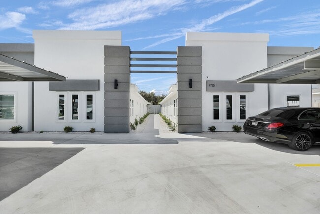 Building Photo - 4721 Magnolia Ave Unit 1