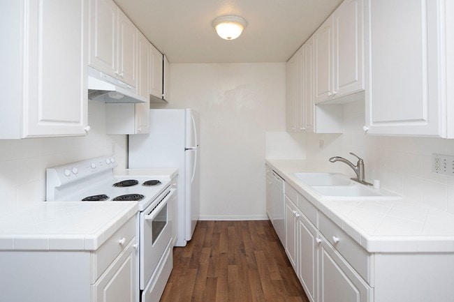 Photo - Large 2BR in Pacific Beach w/ a Fireplace and 2 Parking Spaces!