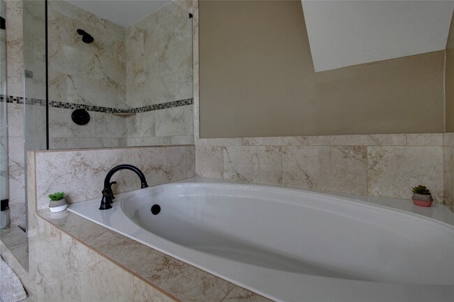 Photo - 6002 Thom Rd