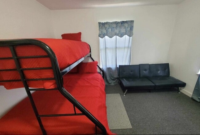 Building Photo - 457 Vineyard Ave