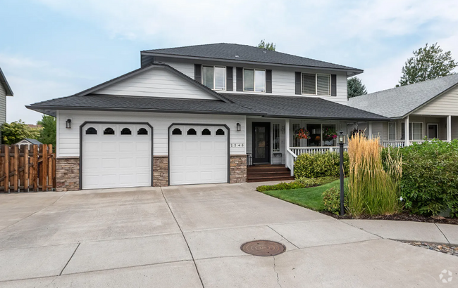 Building Photo - Quiet 3 Bed/2.5 Bath Home With Fenced Back...