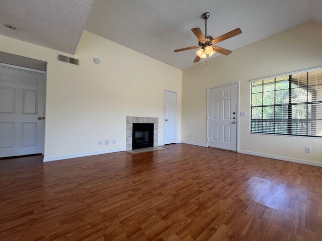 Photo - 1/1 Corner Unit in GATED ~ LAKEFRONT community in Altamonte Springs! Unidad 201