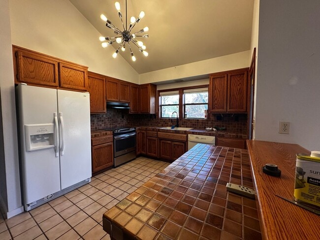 Photo - Spacious 4 bedroom, 3 bathroom home