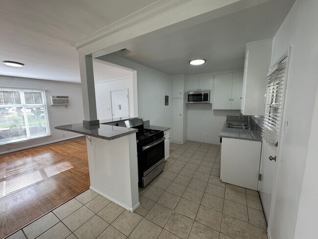 Photo - 5700 Hazeltine Ave