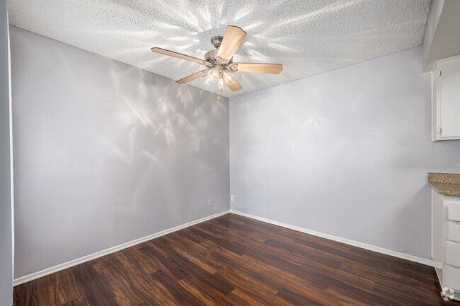 2BR, 2BA - 1,005SF - Dining Room