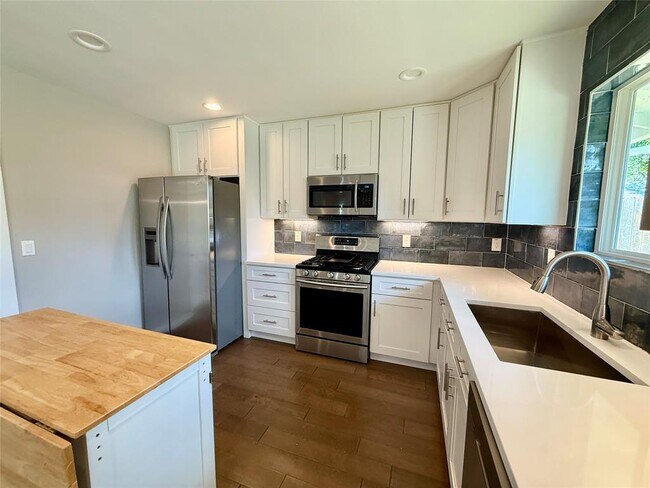 Photo - 5229 Basswood Ln House