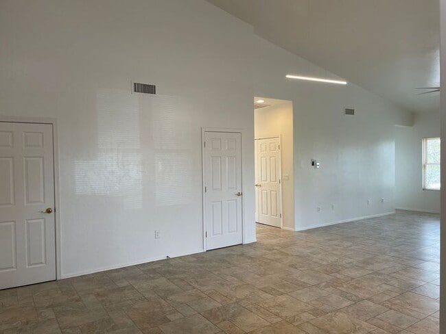 Photo - 3Bdm 3Ba close to U of A! must see!