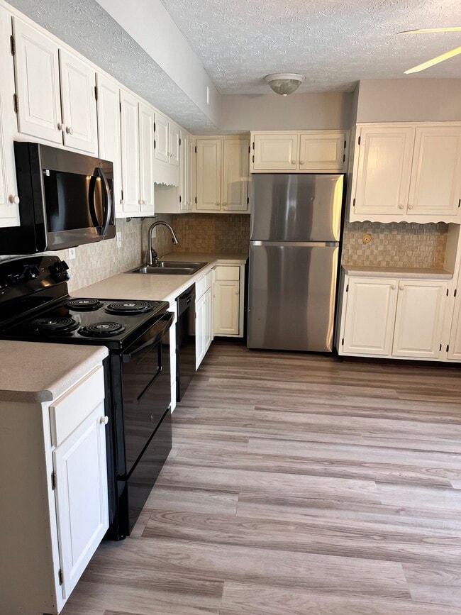 Kitchen - 1861 Hillandale Ave