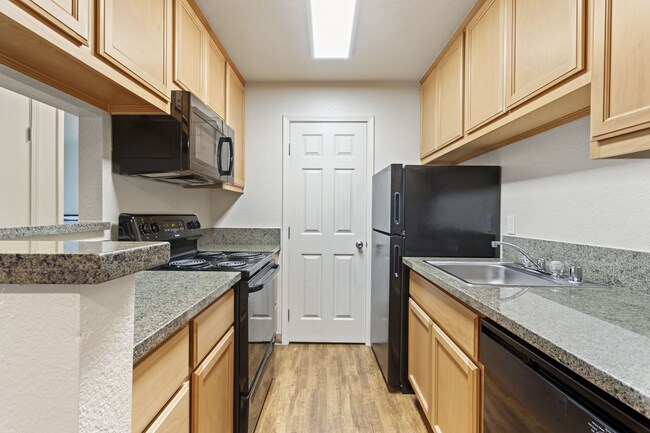 LO 121 Kit.jpg - Valley Oak Apartments