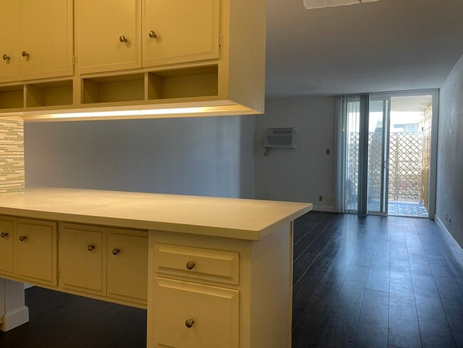 Building Photo - 320 S Gramercy Pl Unit 210