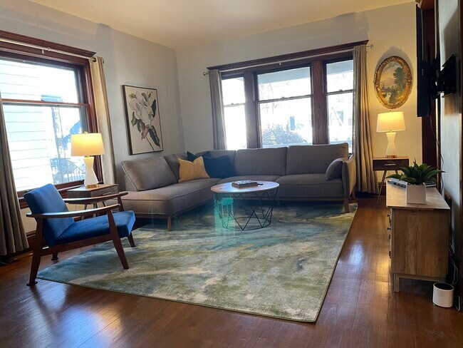 Living room looking out to the large front porch. - 28 Saint James Pl Apartamentos Unidad Lower