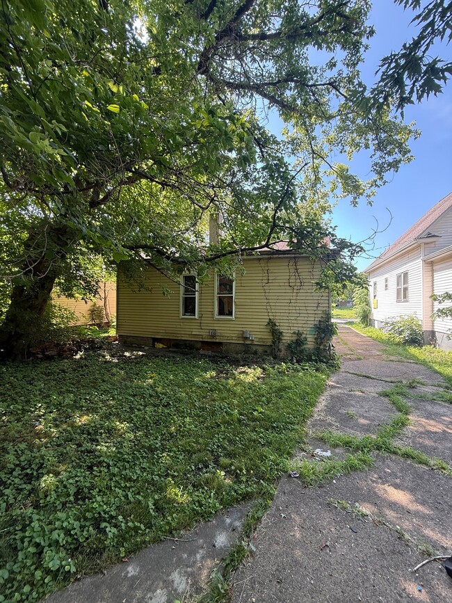 Photo - 1344 E Condit St