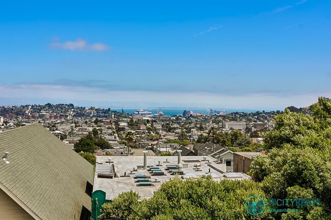 Photo - Noe Valley: Remodeled Top Floor Bi-Level Apartment w/ Views & Shared Yard Unidad 412 Hoffman Ave. #2